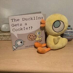 RETIRED KOHL’S CARES MO WILLEMS DUCKLING PLUSH AND BOOK BUNDLE